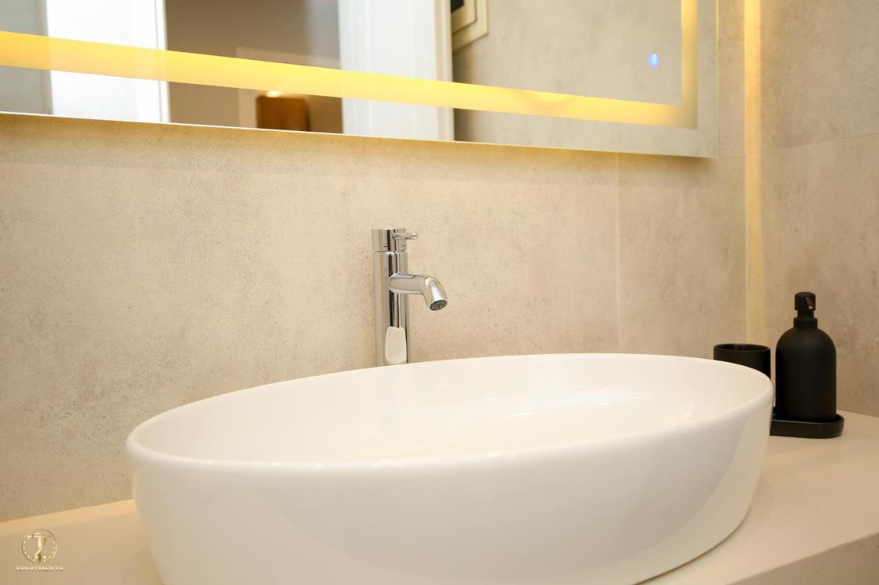 T2 City Apartments Vlorë Esterno foto