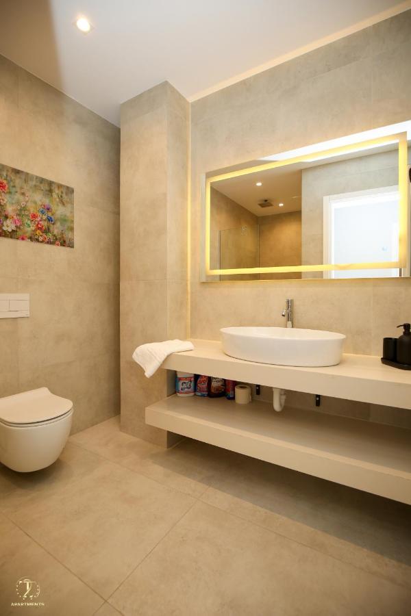 T2 City Apartments Vlorë Esterno foto