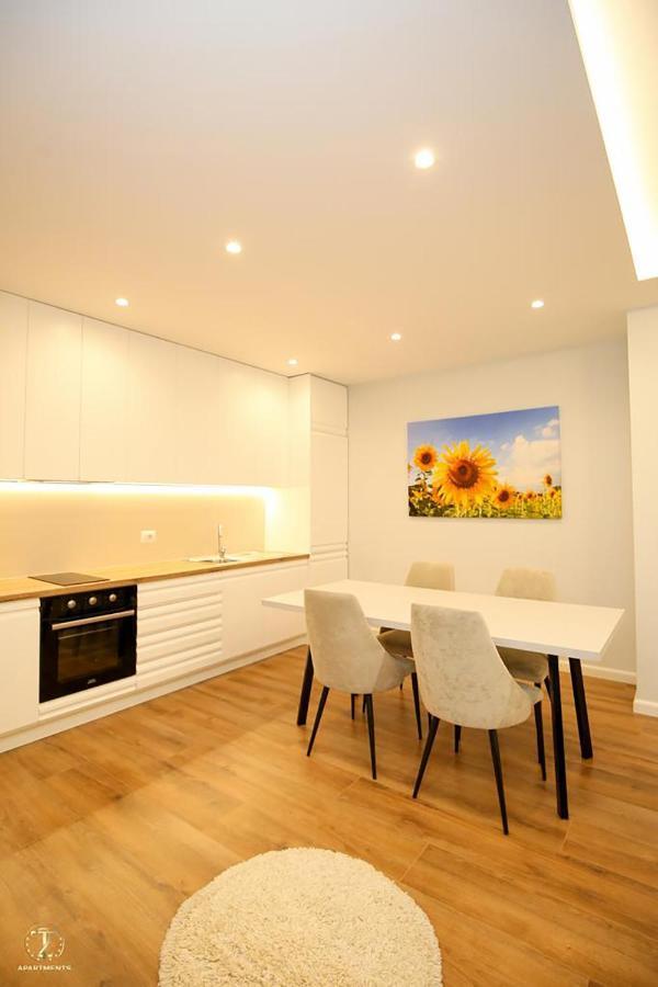 T2 City Apartments Vlorë Esterno foto